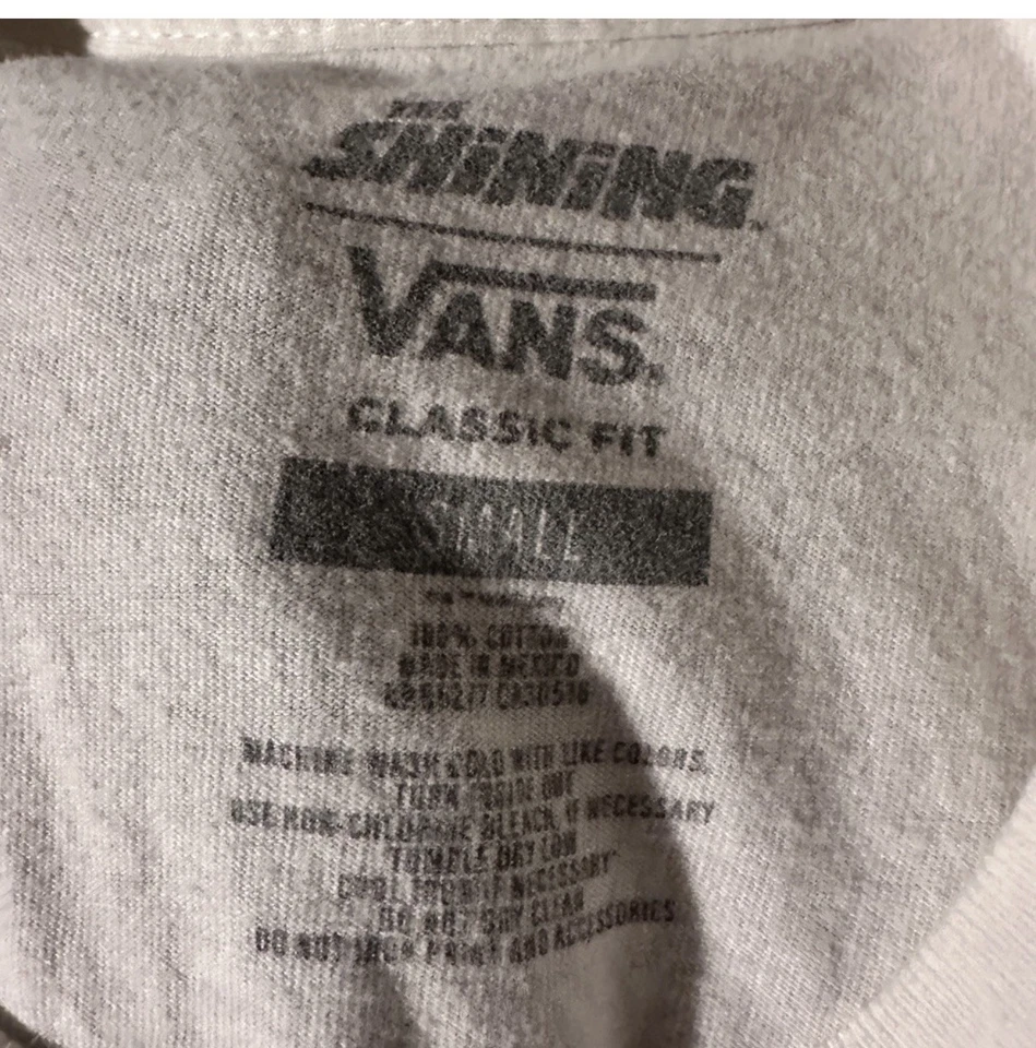 Camiseta gráfica manga larga Van’s The Shining talla SM película de terror gemelos graduados. Foto 2 de 4