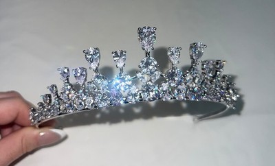 Eine atemberaubende Kristall Braut Diadem mit spektakulärem Funkeln