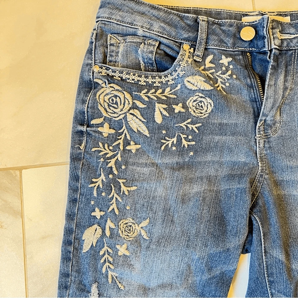 Jessica Simpson Forever Roll Jeans ajustados lavado medio Foto 2 de 4