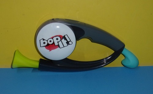 Bop It Giocattolo Elettronico Portatile Gioco Reflex Hasbro - Funzionante - Foto 1 di 2