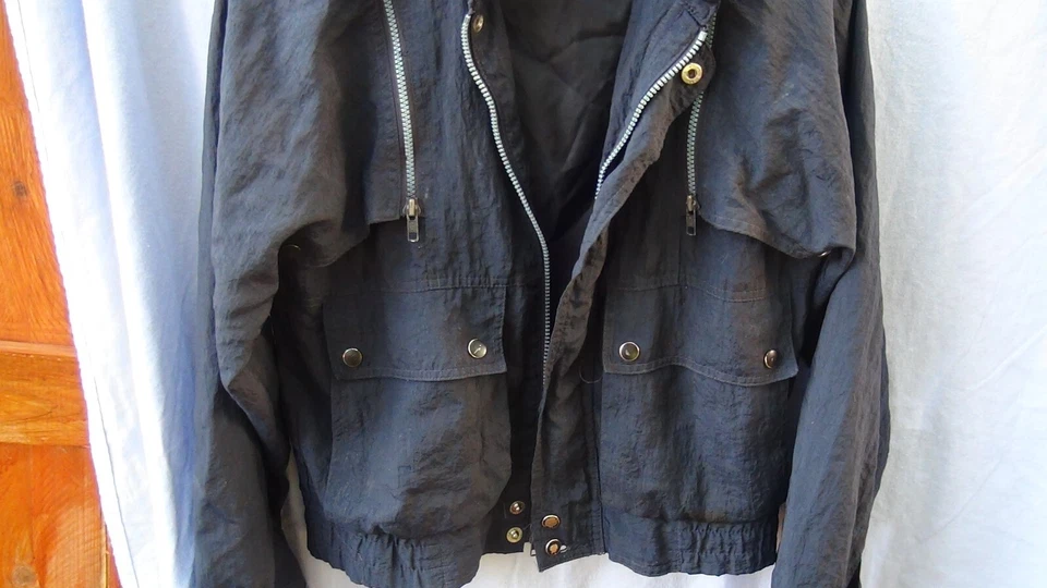 Rare Vintage Trader Bay Men's Black Zip-Up Hooded Jacket Vest Silk Nylon Size S - Image 3 of 4