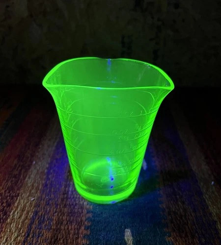 Vintage Federal Uranium Glass 3 Spout Measuring Cup Depression 1 Cup 4.25" GLOWS