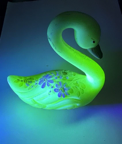 VINTAGE FENTON SWAN SIGNED HAND PAINTED Signed Glows