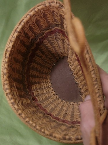 Aguja de pino tejida vintage con cesta de servir borgoña con fondo de cuero - Imagen 8 de 9