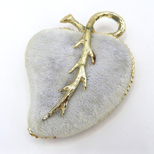 Vtg Velvet Heart Hat Pin Cushion Gold Trim Vanity Decor Romantic Boudoir Display - Picture 4 of 11