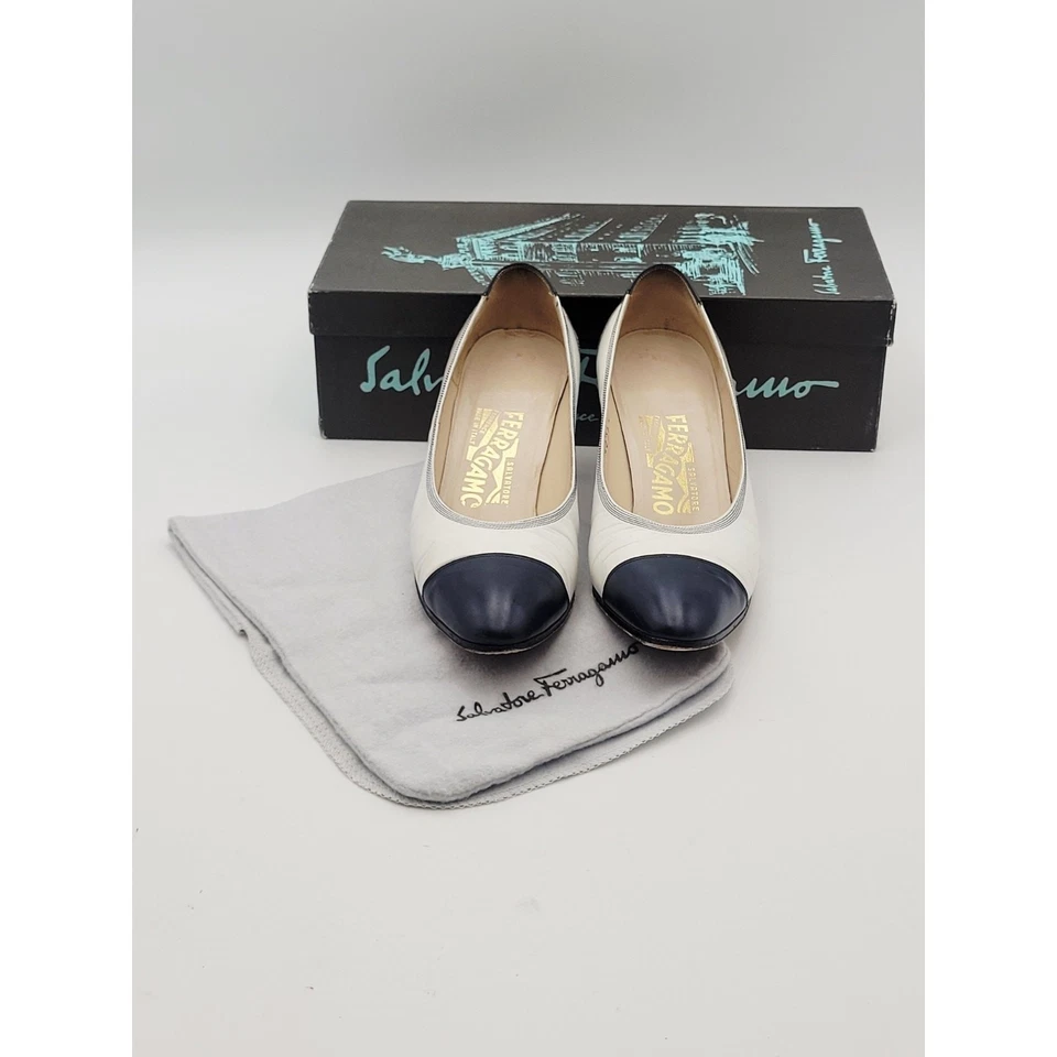 Zapatos de salón Salvatore Ferragamo para mujer talla 7 B blancos/azul marino Degny 2052-241 de colección Foto 2 de 4