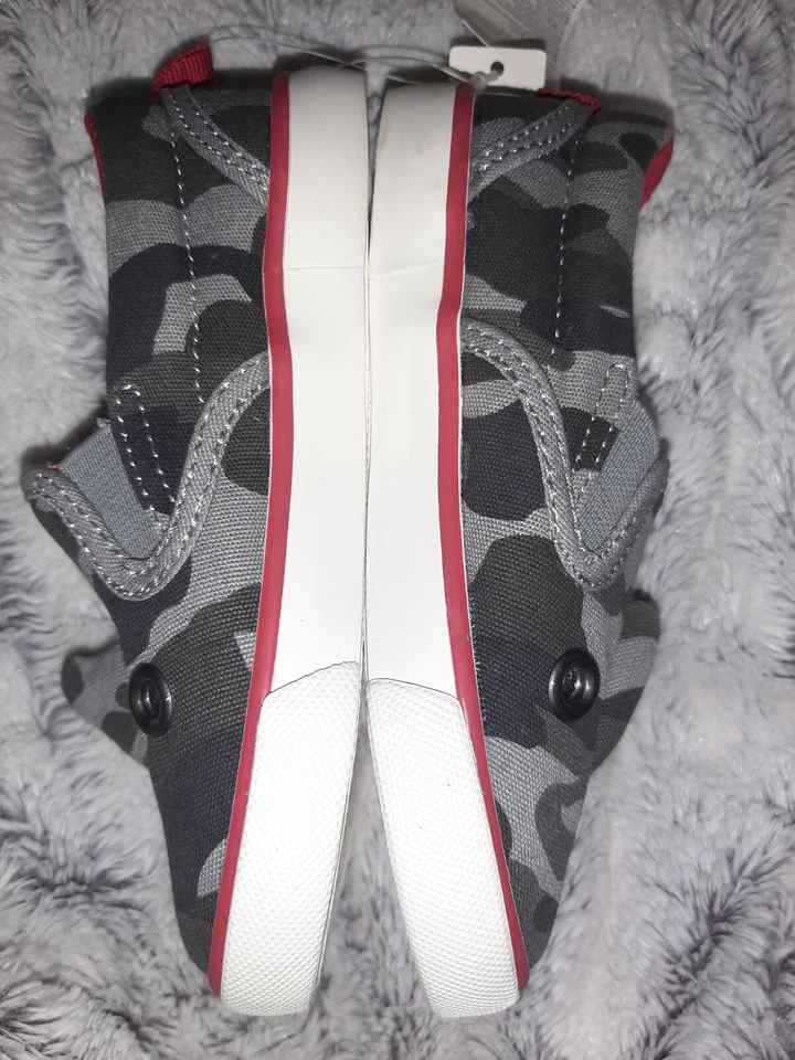 Size 8 NEW W/Tags Baby Gap Gray Red Camouflage Shark Fin Slip-On Sneakers Shoes - Image 4 of 4