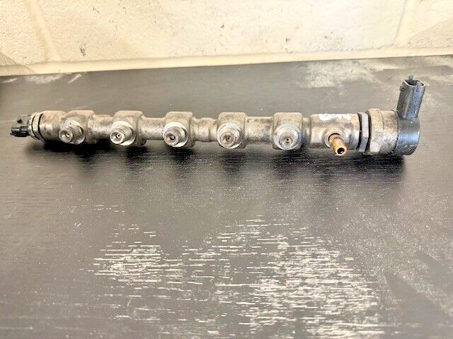 ０４４ Genuine Nissan Qashqai X-Trail 2.0 DCI Fuel Injector Rail