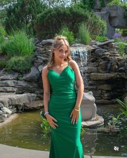 New Faviana Emerald Green Prom Dress - Ruched V-Neck Gown - Size 6 Formal