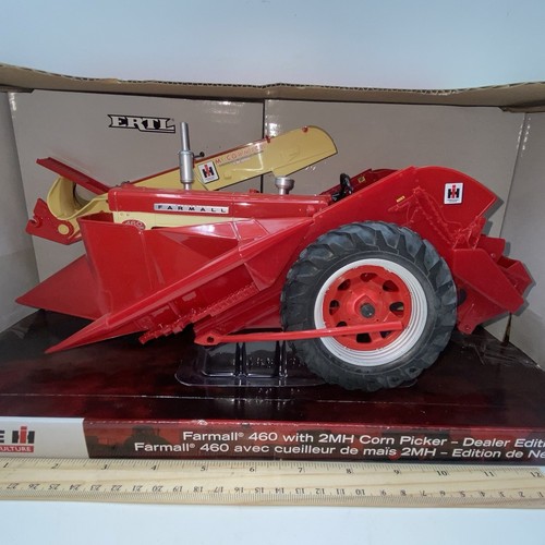 Ertl FARMALL MCCORMICK 460 With 2MH Corn Picker Dealer Edition 1/16 14536 2008 - Picture 2 of 8