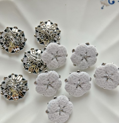 5pcs 18mm Grey velvet fabric plum blossom flower shape silver metal shank button - Picture 2 of 3