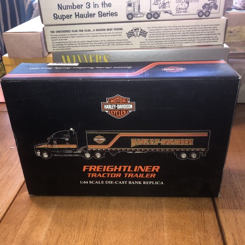 Harley-Davidson Freightliner rimorchio trattore 1:64 banco pressofuso - Foto 7 di 9