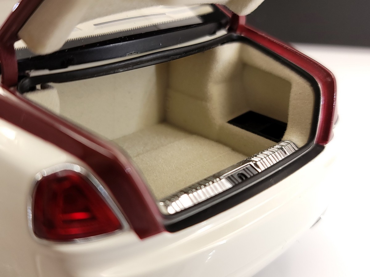 Kyosho Hi-End 1:18 scale Rolls-Royce Ghost SWB (White / Red Kyosho Hi-End 1:18 scale Rolls-Royce Ghost SWB (White / Red