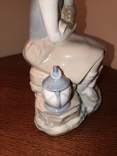 LLADRO SPAIN VINTAGE PORCELAIN FIGURINE #4910 “Girl sitting with dog & lantern" - Picture 9 of 11