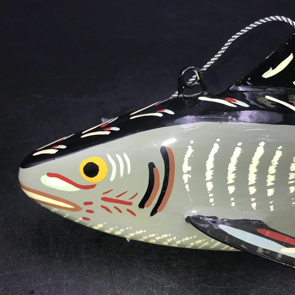 ПРИМАНКА ДЛЯ ЛОВЛИ РЫБЫ • ПРИМАНКА В НАРОДНОМ ИСКУССТВЕ •ПОДПИСАННАЯ • КОРЕНЬ ДЭННИ • 2013 • МЕДВЕДЬ ЛАРРИ. - Изображение 2 из 4