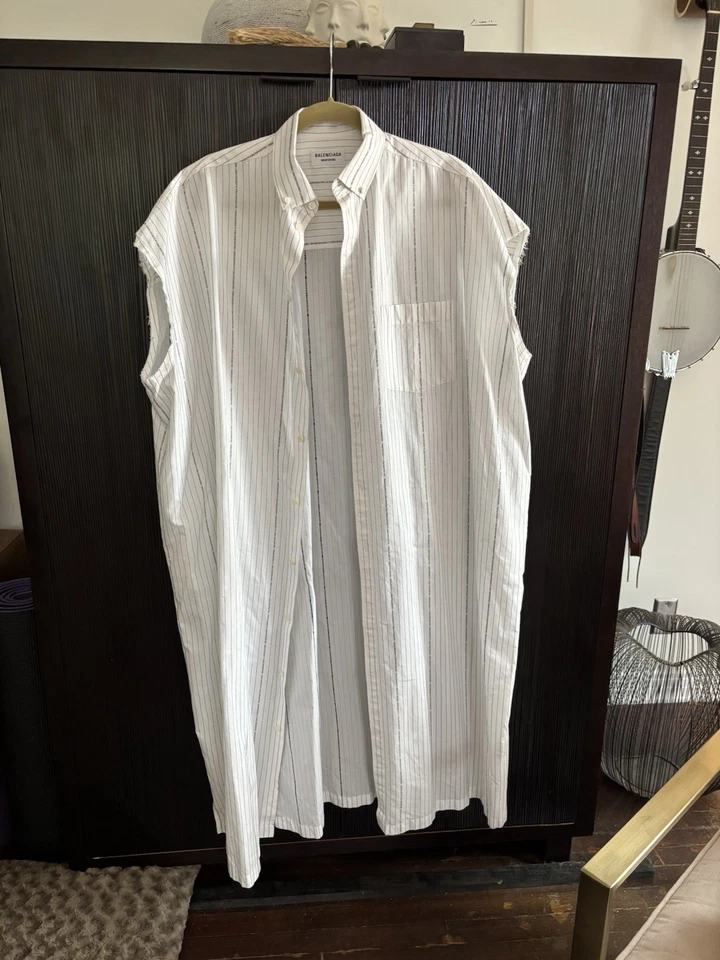 Vestido camisero blanco de algodón de gran tamaño con botones con logotipo de Balenciaga Foto 2 de 4