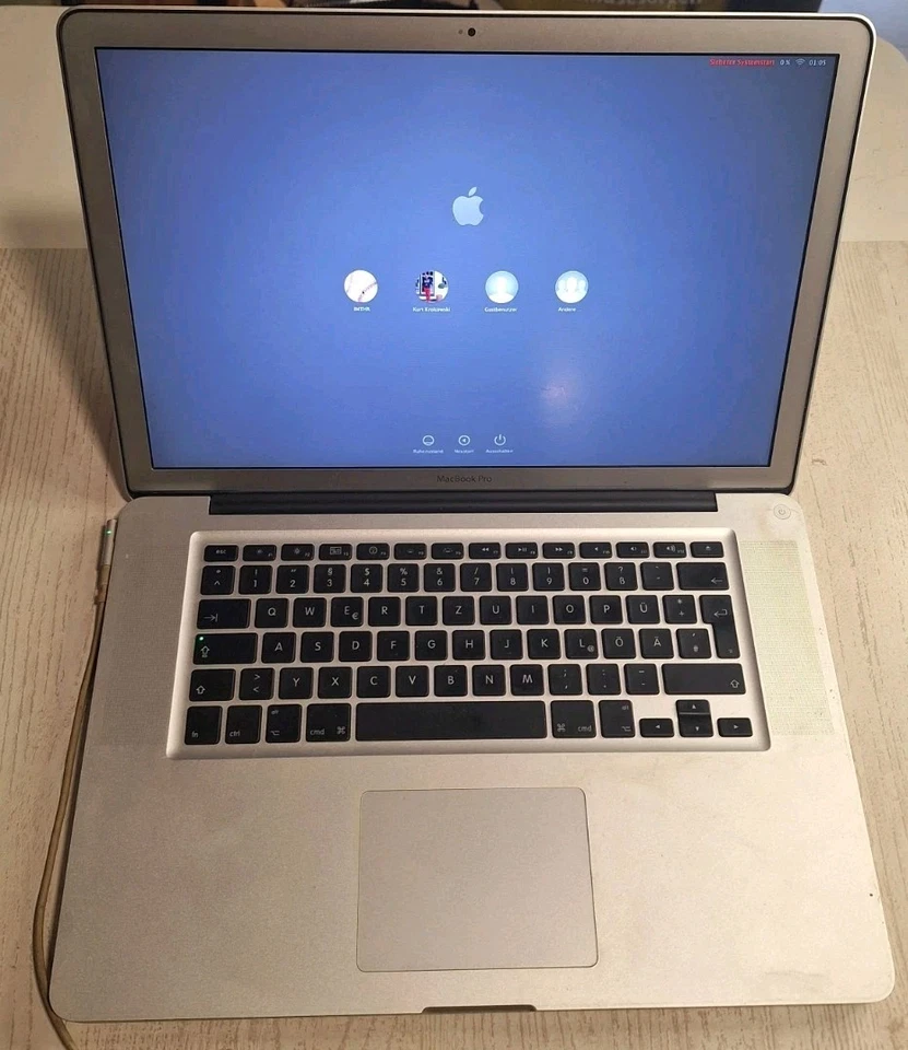Apple MacBook Pro (17 Zoll, Mitte 2010) - 2,66 GHz Intel i7, 8GB RAM - Defekt - Bild 2 von 4