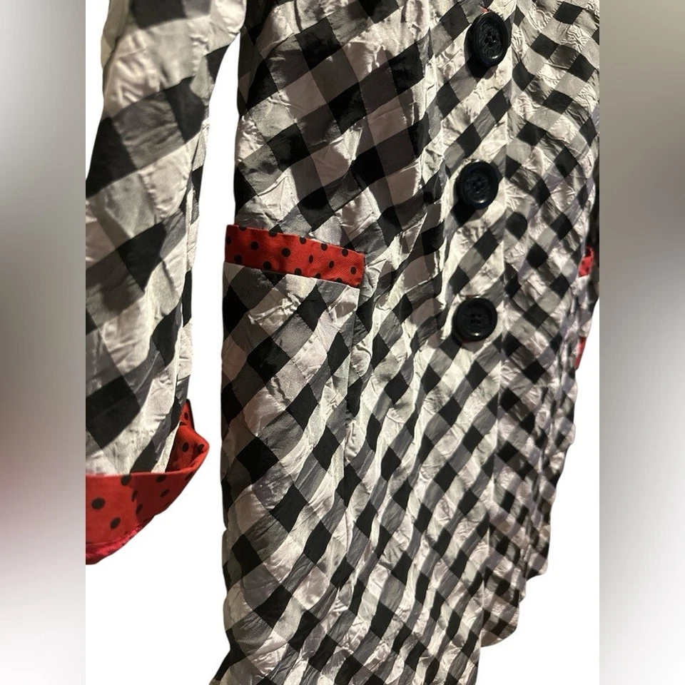 Una gabardina REN New York blanco y negro a cuadros costuras rojas botón grande Foto 4 de 4
