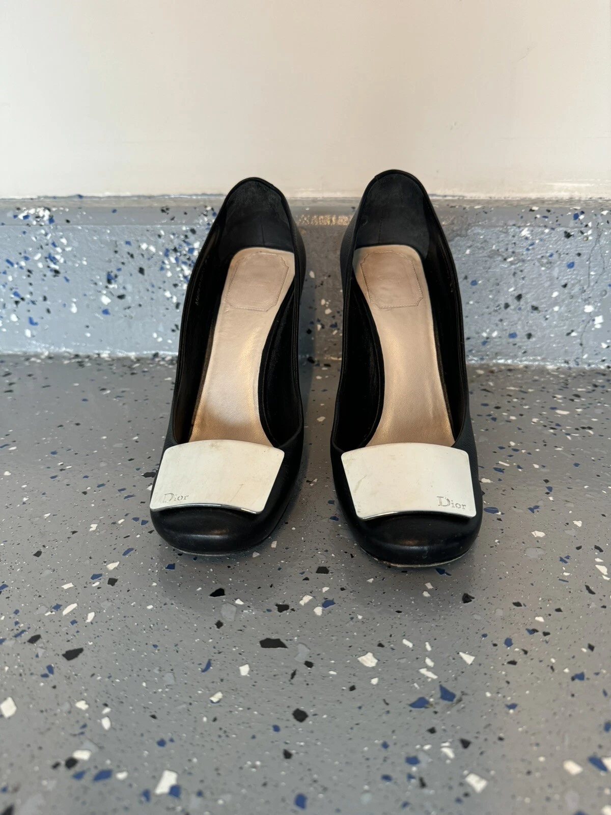 Magnifiques escarpins Christian Dior en cuir noir avec décoration métallique taille 39