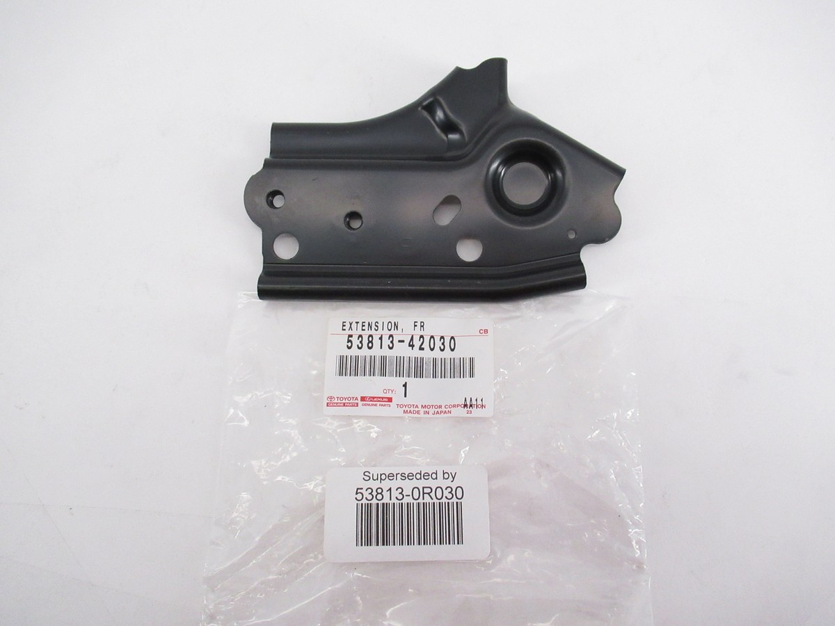 Genuine OEM Toyota Lexus 53813-0R030 Passenger Front Fender Apron