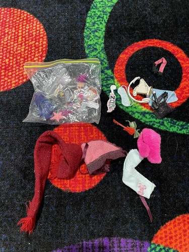 HUGE LOT OF VINTAGE BRATZ GIRLS DOLLS W/ CLOTHING, ACCESSORIES, & SHOES B1 - Picture 14 of 20