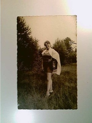 Frau im Badekostüm auf einer Wiese, Foto AK, ungelaufen, ca. 1925