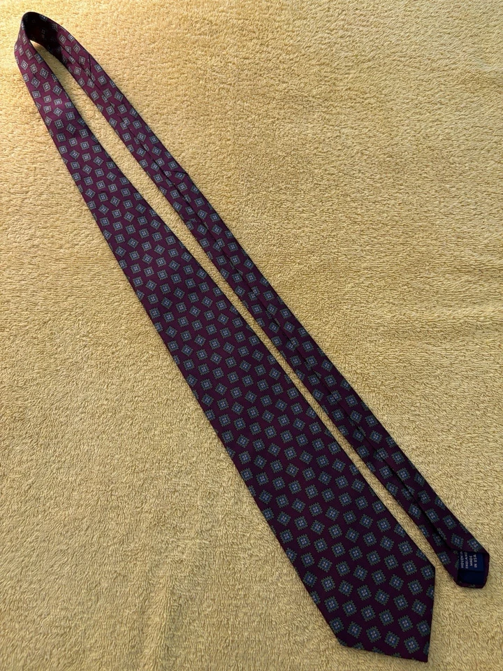 Corbata Brooks Brothers Makers Borgoña Tejida con Cuadrados 3.75"W x 60"L Usada en Excelente Condición Foto 4 de 4