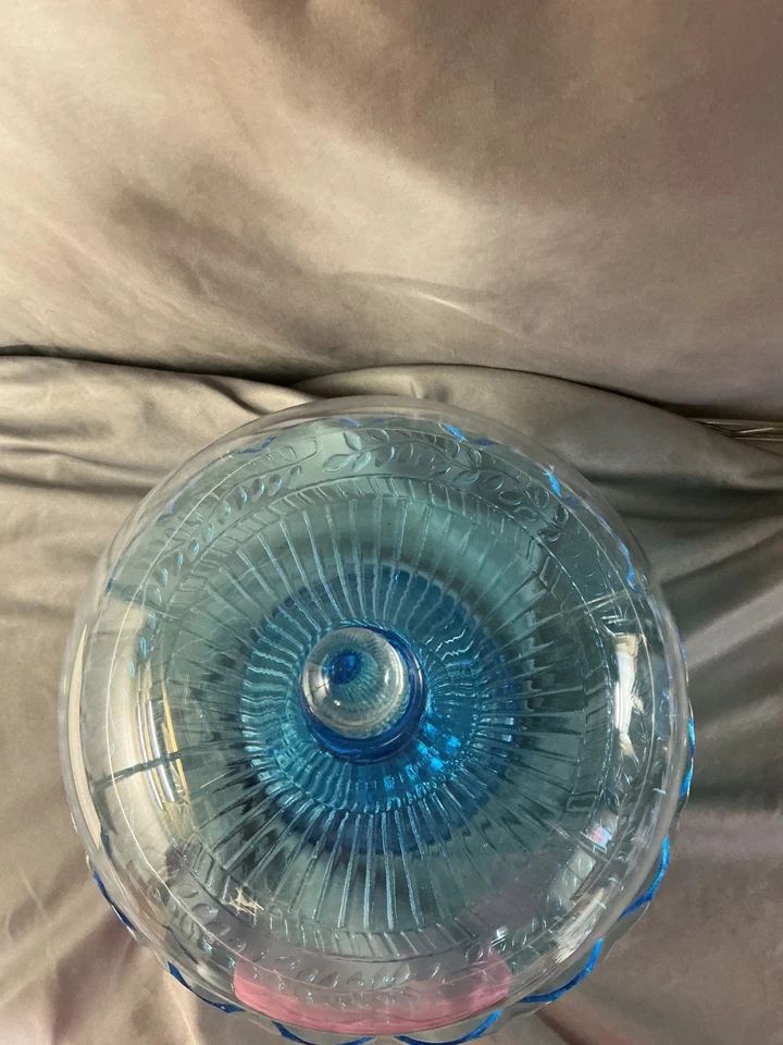 Hermoso soporte decorativo para pasteles de 12" con tapa de cúpula grabada Foto 3 de 4