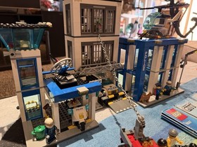 Lego CITY Police station W/ Mini-figures & 6 Instruction Books Complete 