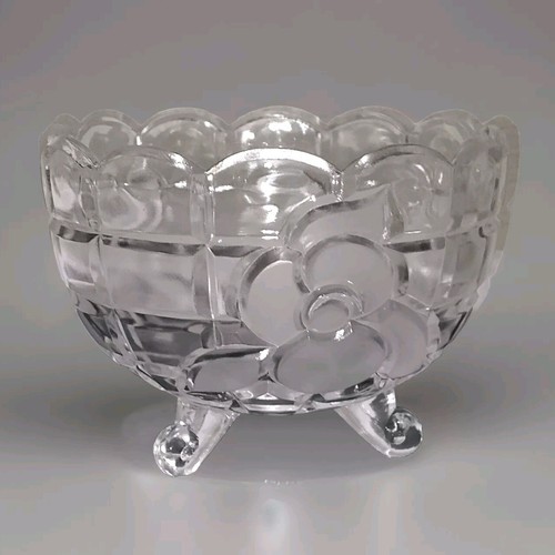 Plato de caramelo de tres patas de vidrio esmerilado flor corte transparente borde festoneado de 5,5"