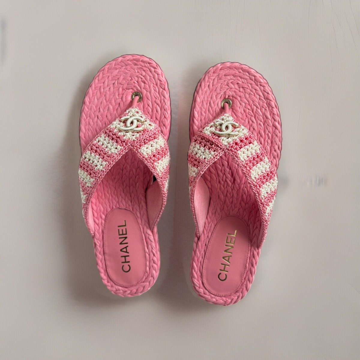 値下げ！美品！　CHANEL ピンク クロスストラップサンダル BNIB Chanel 24M Coco Neige beach Collection Pink Crochet