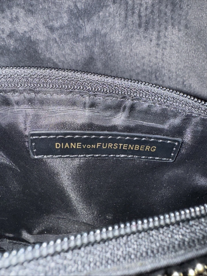 Bolsa de cosméticos Diane Von Furstenberg negra con tachuelas bolsa de maquillaje cierre completo con cremallera Foto 4 de 4