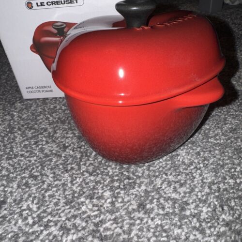 Le Creuset Kasserolle in Apfelform/Cocotte Pomme - Cerise Red 400ml, neu verpackt - Bild 2 von 8