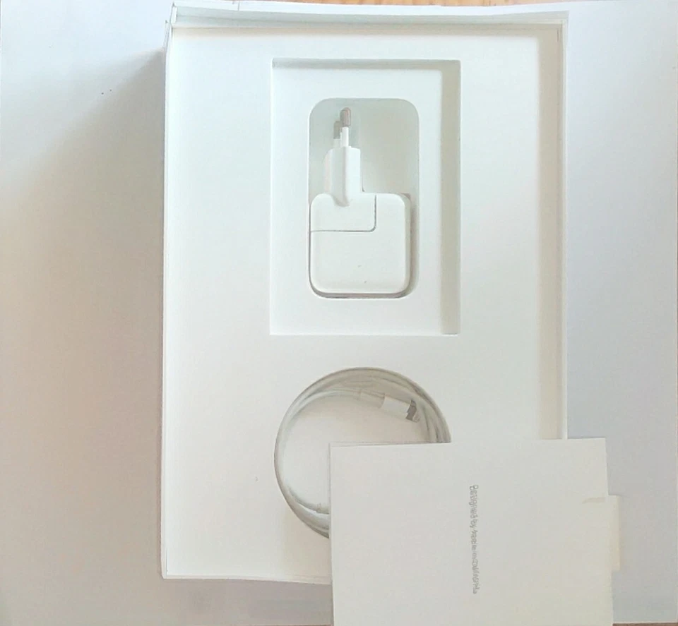 iPad 6 Wi‑Fi - 32 GB - plata/silver + Teclado Logitech Slim Folio negro - Imagen 3 de 4