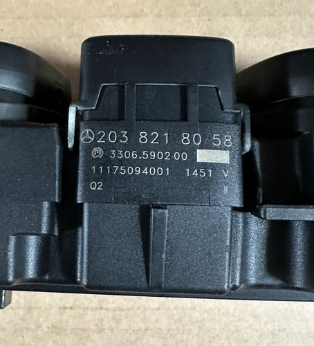 Interruttore luci di pericolo Mercedes W203 Classe C Coupè/sedili riscaldati/ESP A2038218058 - Foto 3 di 3
