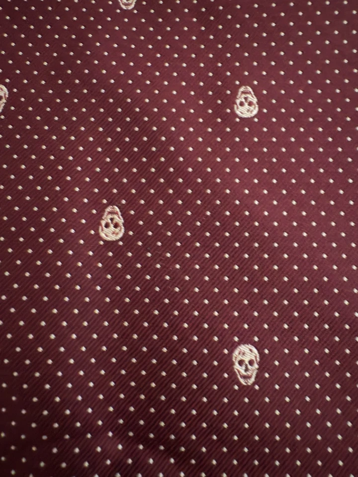 NUEVO Esmoquin de Seda Alexander McQueen Bufanda con Etiquetas Granate/Plateado Calaveras Foto 4 de 4