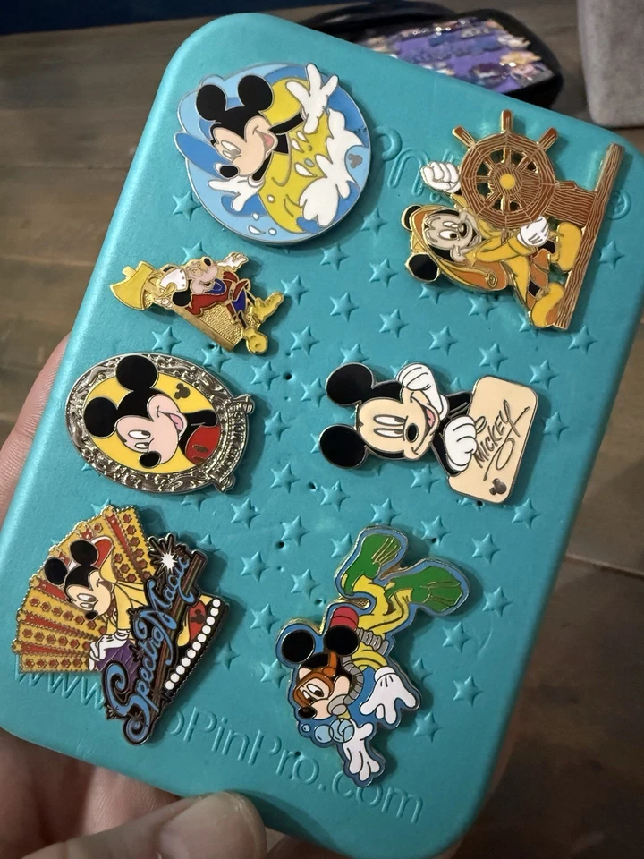 8 prendedores de Disney exclusivos para miembros del elenco de colección Foto 2 de 4