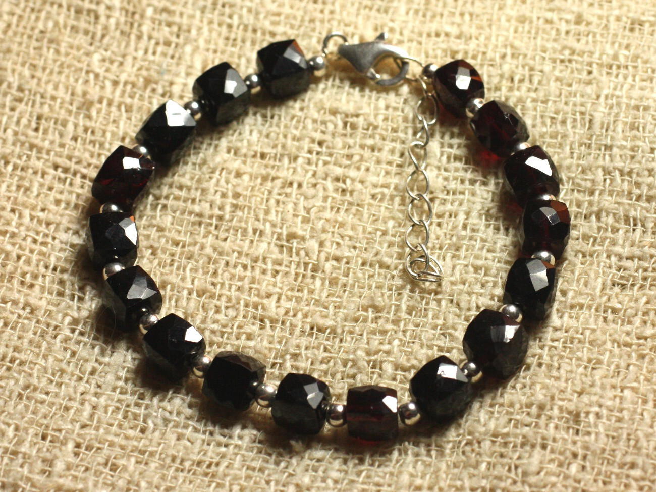 Bracelet en argent 925 et spinelle noir : l'éclat des cubes facettés de 4mm