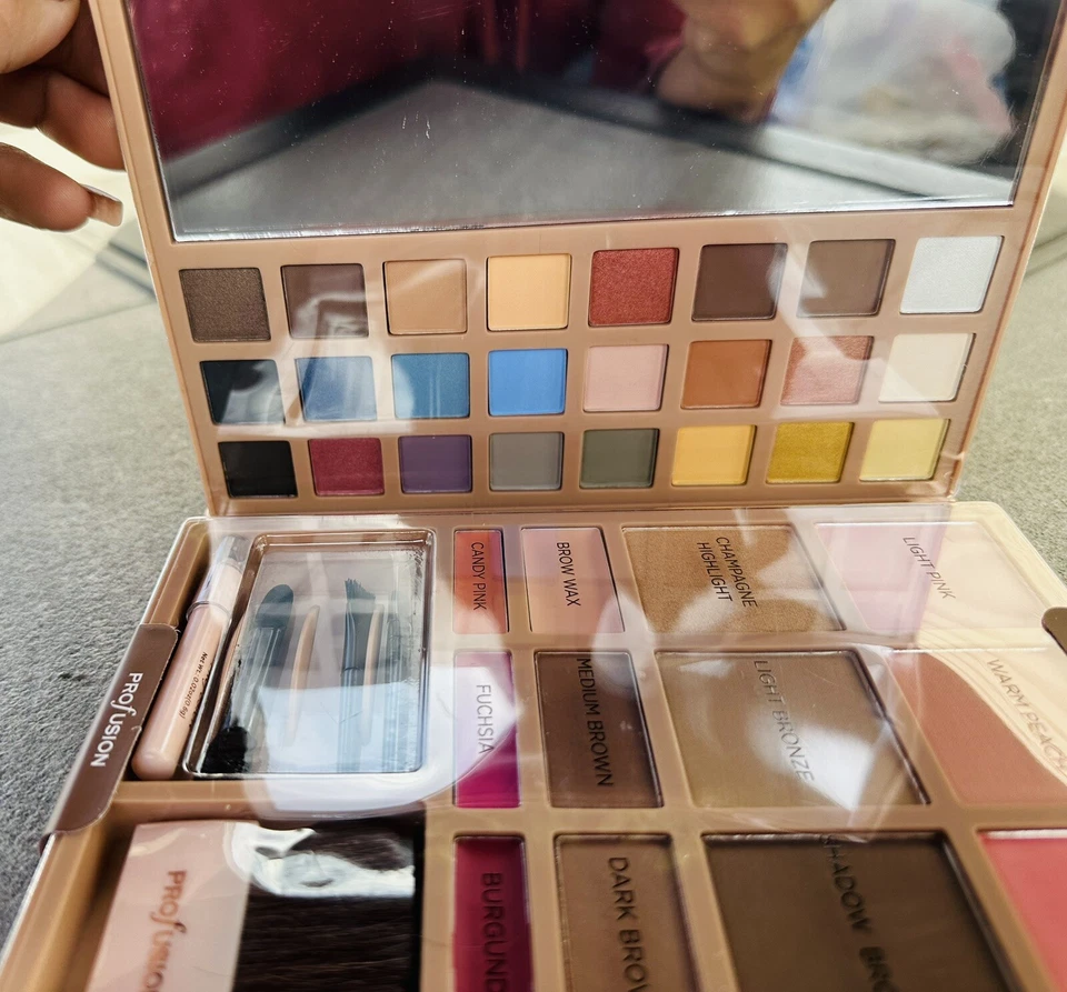 Profusión Complete Face Kit ( Eyeshadow-Contour-Eyeliner Pencil-Highlighter, Etc - Image 3 of 4