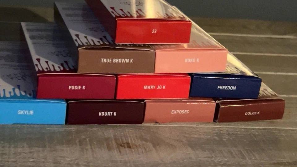 Kits de lábios Kylie Cosmetics - Batom líquido fosco e delineador labial combinando - Imagem 4 de 4