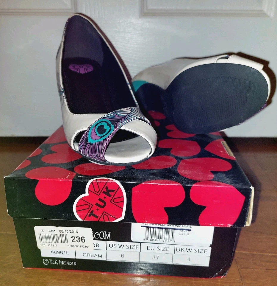 Nuevo en caja Peep Toe estampado de plumas de pavo real T.U.K. Tacones, talla 6 Foto 3 de 3
