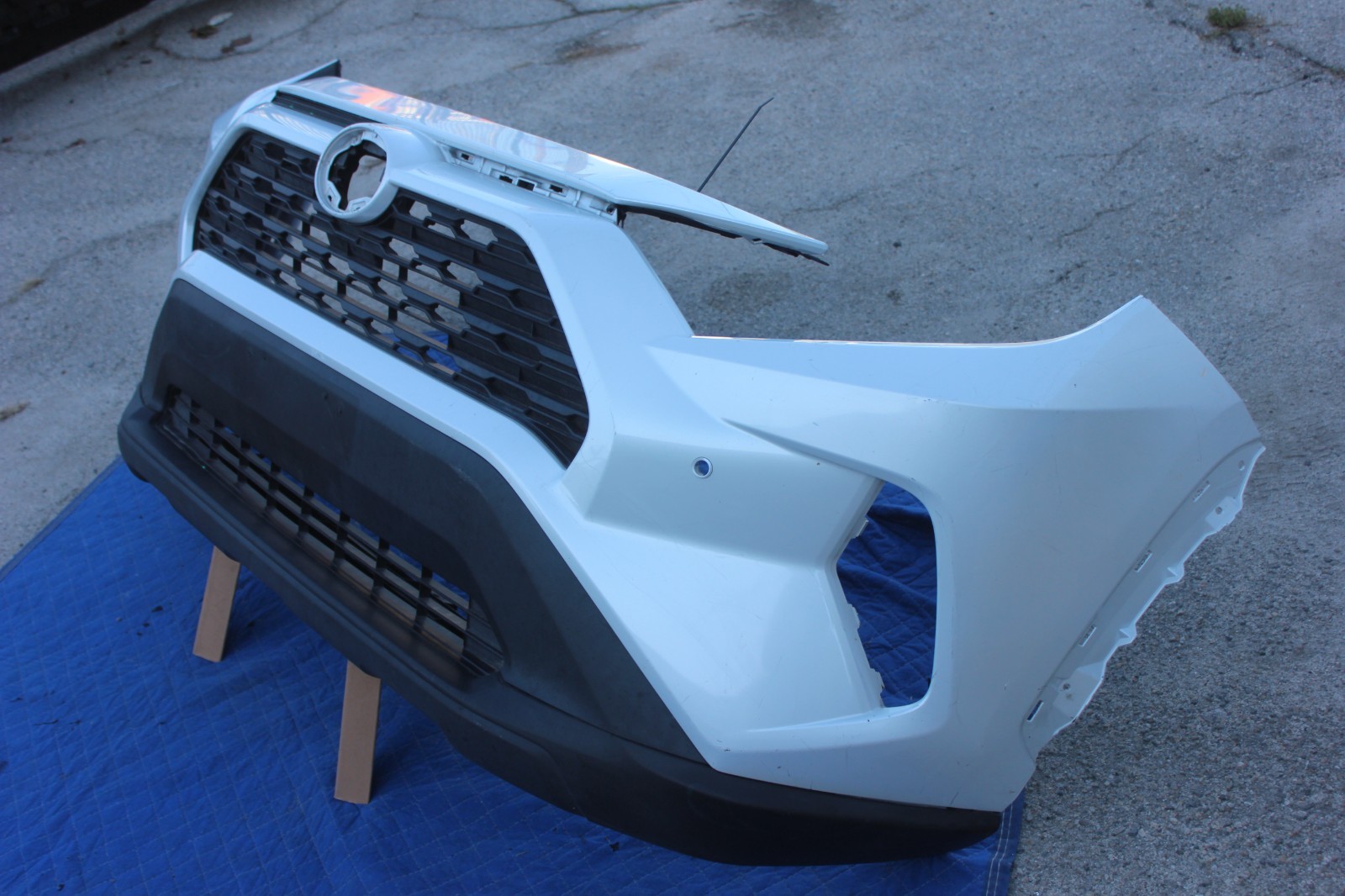 19-25 2022 TOYOTA RAV4 FRONT BUMPER COVER GRILL LOWER VALANCE WHITE GENUINE OEM