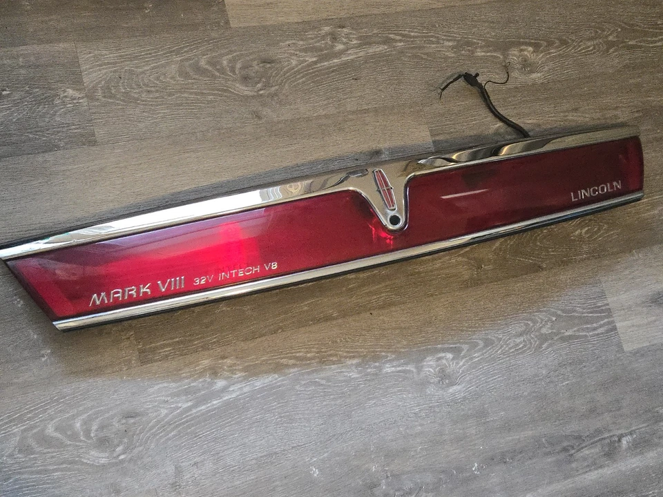 1997 1998 Lincoln Mark Viii Rear Center Tail Lens Panel Light Foto 3 de 4