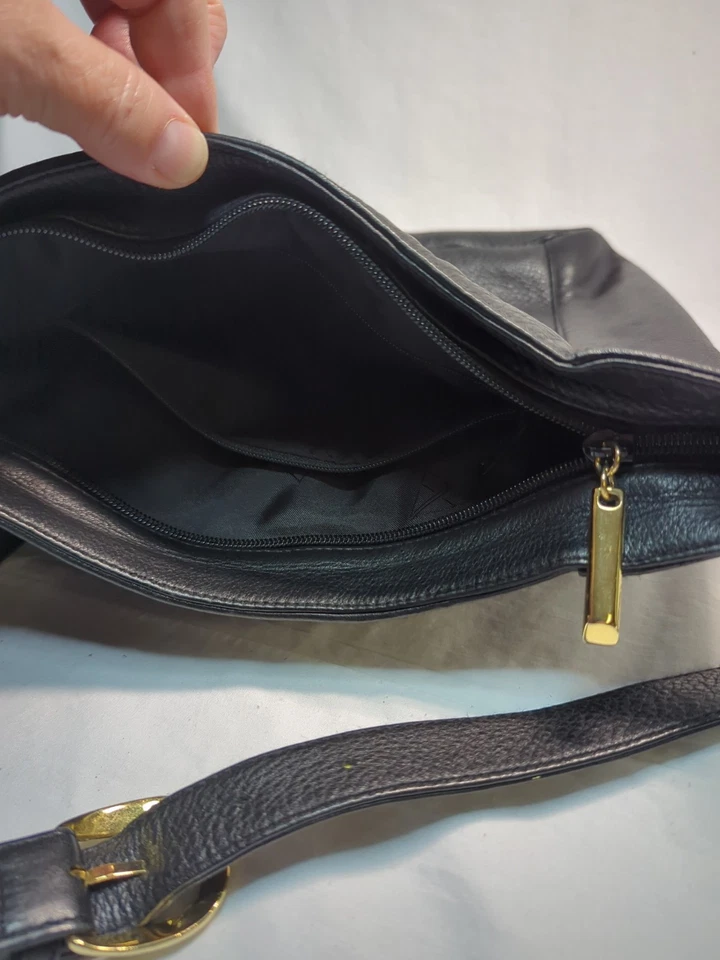 Bandolera de cuero suave negra A Giannetti bolsillo externo cierre de cremallera Foto 4 de 4