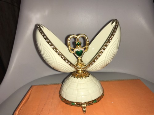 Irish Treasure Emerald Jewel Porcelain Musical Egg Crystals, 22K Plated Claddagh - Picture 5 of 8