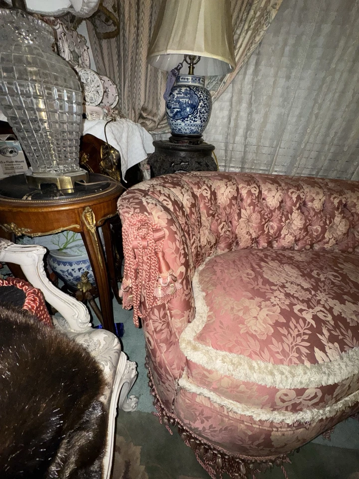 Lindo sofá rosa antigo tufo de diamante - Imagem 2 de 4