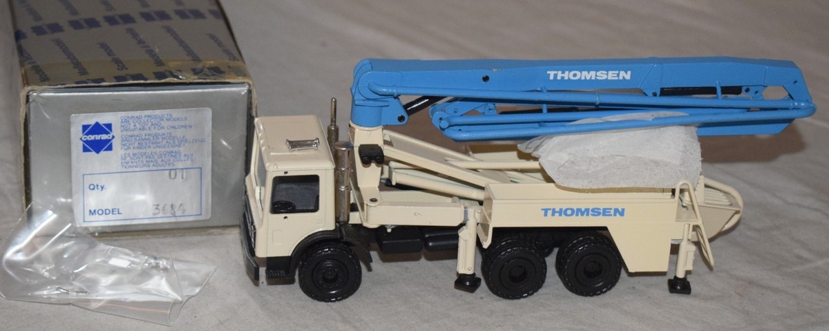 Conrad 3684 - Mack Thomsen Pompe à Béton 3-ACHS Grue 1:50, Miniature Moulée Sous Pression Avec Emballage D'origine