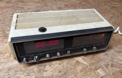 Digital Radiowecker Electronic Clock Radio HERTON Vintage weiß - defekt