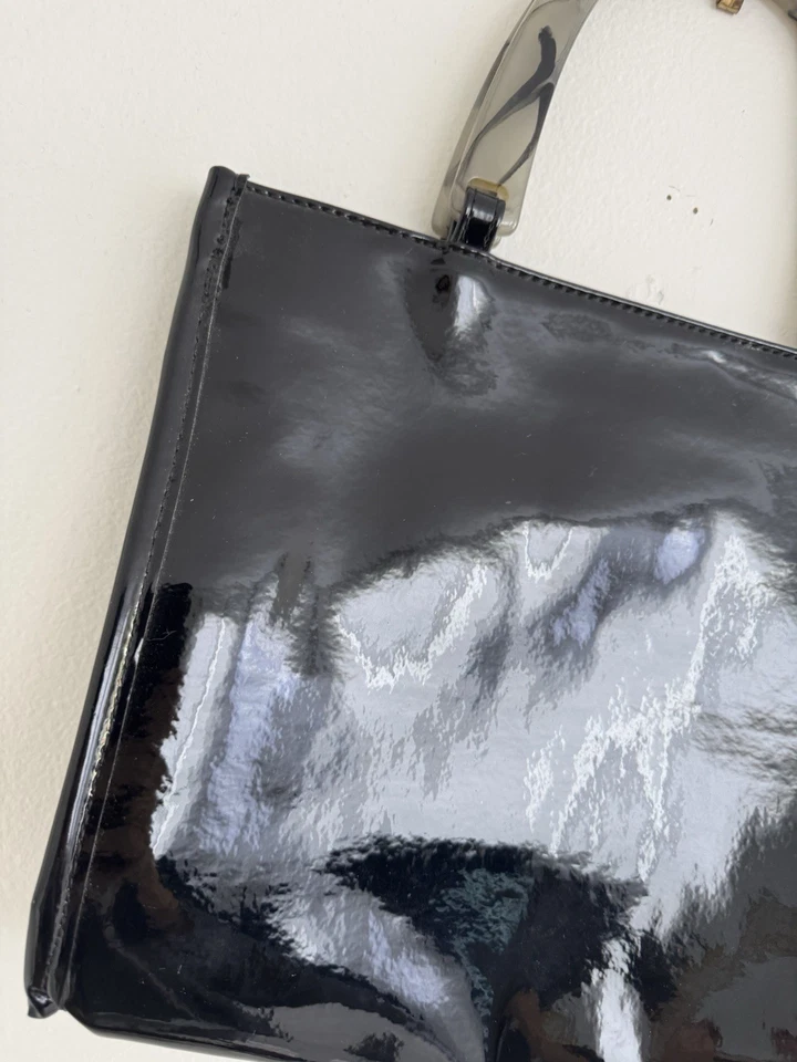 Cartera Neiman Marcus vintage años 90 charol negro con asas acrílicas Foto 2 de 4