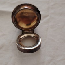 Boîte ronde en métal argenté monogrammée, couvercle à charnière